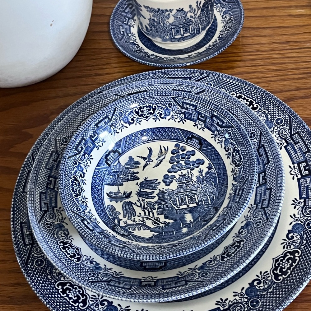 Church hill Blue Willow 4 piece dinner set